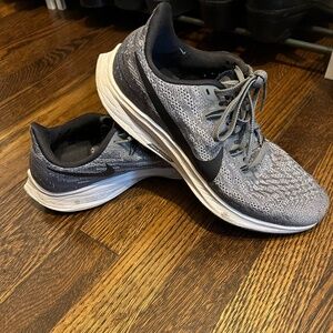Nike zoom tennis shoes size 7.5 grey